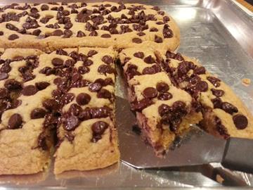 November Recitrees: Quick Chocolate Chip Cookie Bars, With or Without Caramel Drizzle